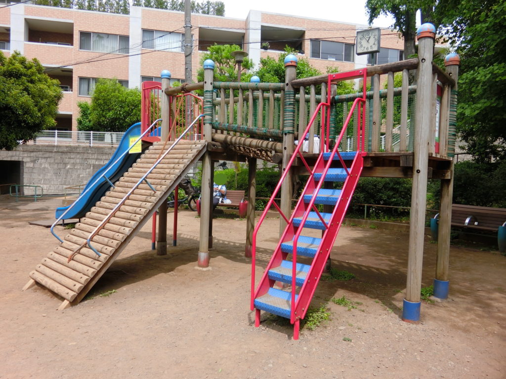 上原公園 勢いよく滑る長いすべり台と定番遊具が充実した児童公園の王道 しぶやの公園