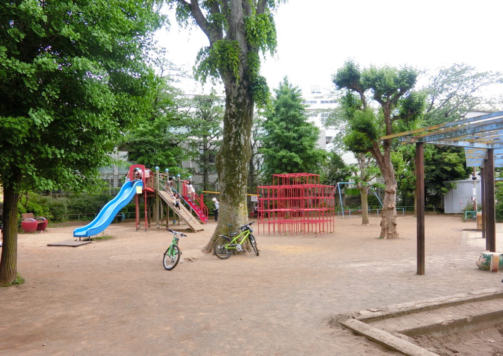 上原公園 勢いよく滑る長いすべり台と定番遊具が充実した児童公園の王道 しぶやの公園