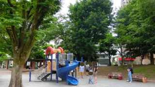 上原公園 勢いよく滑る長いすべり台と定番遊具が充実した児童公園の王道 しぶやの公園