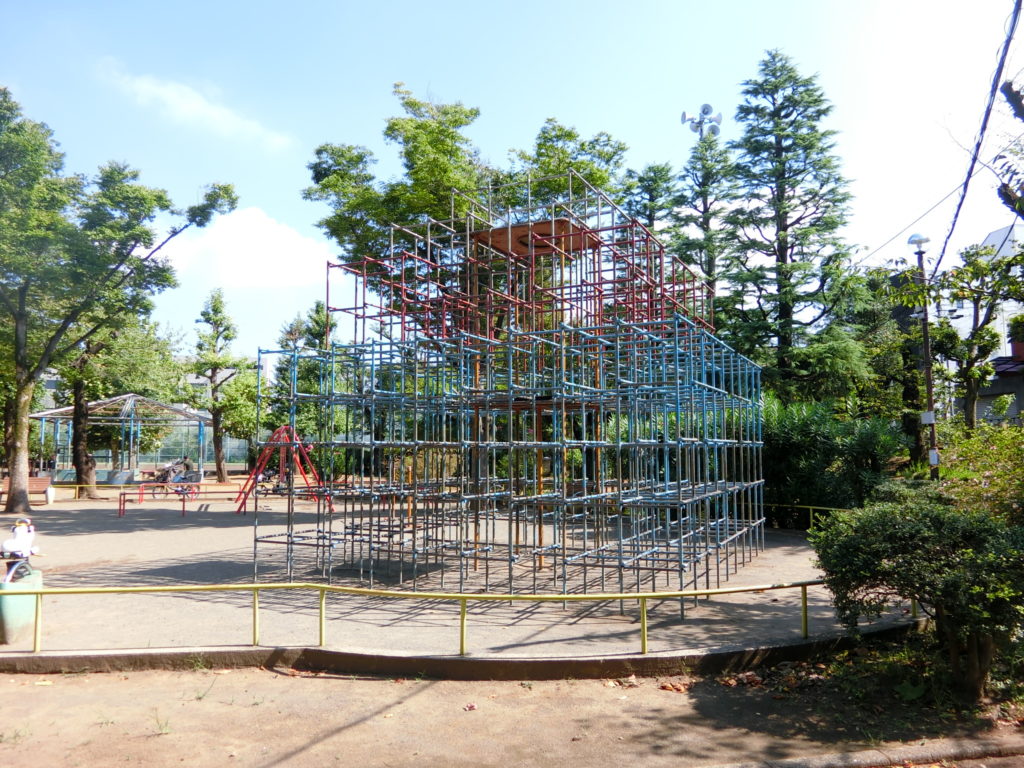 代々木大山公園 巨大ジャングルジムと野球場が特徴の渋谷区立最大の公園 しぶやの公園